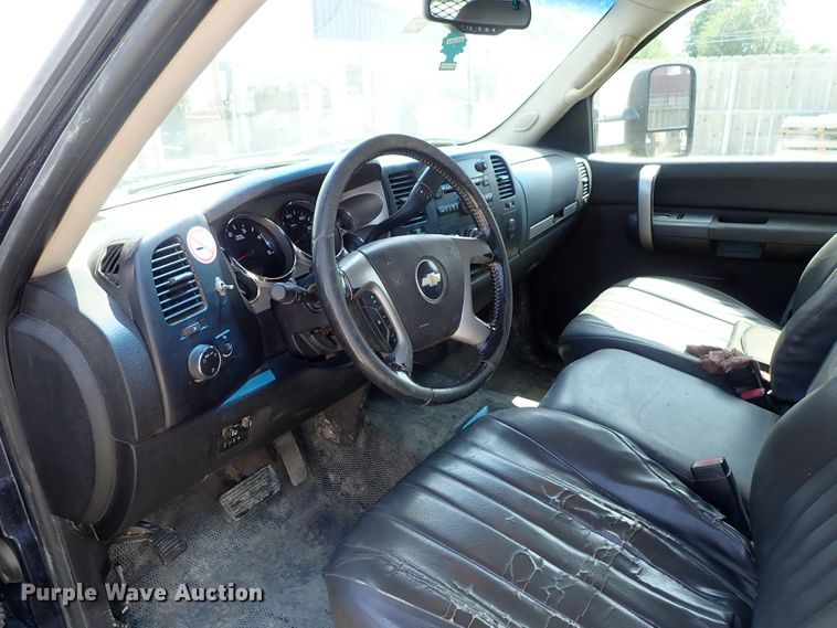 image for item DE0954 2007 Chevrolet Silverado 3500 flatbed pickup truck