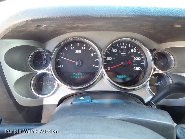 image for item DE0954 2007 Chevrolet Silverado 3500 flatbed pickup truck