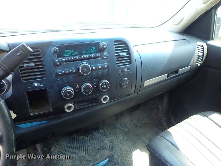 image for item DE0954 2007 Chevrolet Silverado 3500 flatbed pickup truck