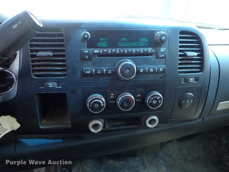 image for item DE0954 2007 Chevrolet Silverado 3500 flatbed pickup truck