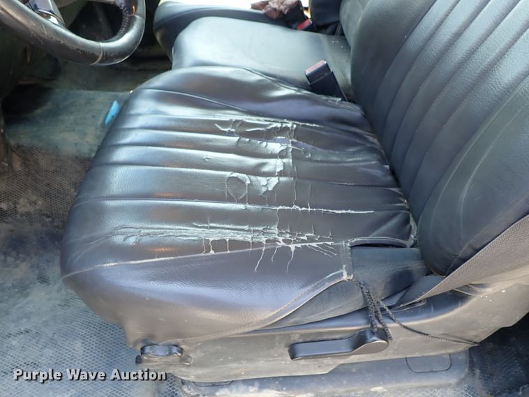 image for item DE0954 2007 Chevrolet Silverado 3500 flatbed pickup truck