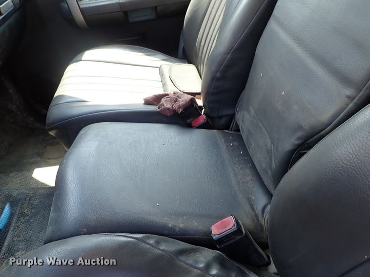 image for item DE0954 2007 Chevrolet Silverado 3500 flatbed pickup truck