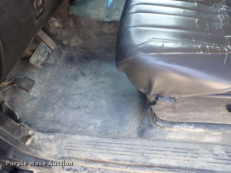 image for item DE0954 2007 Chevrolet Silverado 3500 flatbed pickup truck