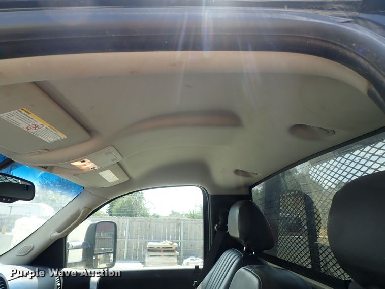 image for item DE0954 2007 Chevrolet Silverado 3500 flatbed pickup truck