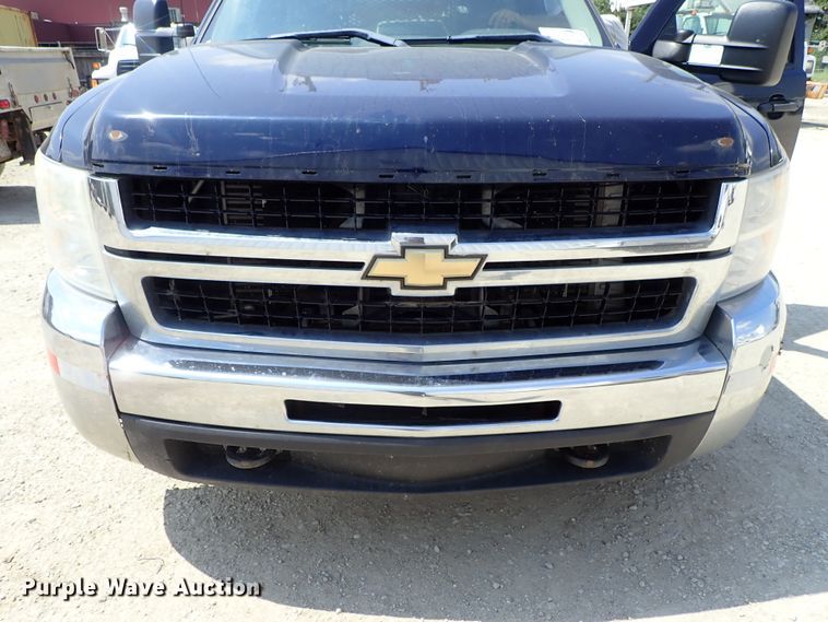 image for item DE0954 2007 Chevrolet Silverado 3500 flatbed pickup truck