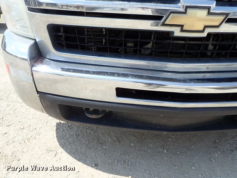 image for item DE0954 2007 Chevrolet Silverado 3500 flatbed pickup truck