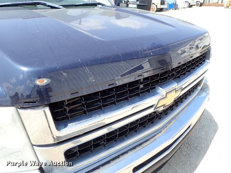 image for item DE0954 2007 Chevrolet Silverado 3500 flatbed pickup truck