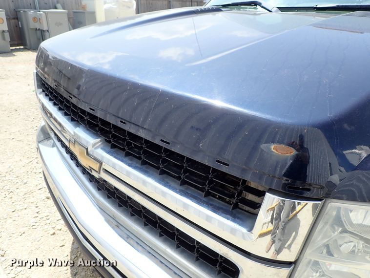 image for item DE0954 2007 Chevrolet Silverado 3500 flatbed pickup truck