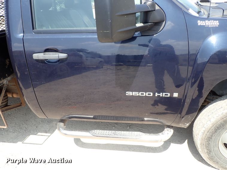 image for item DE0954 2007 Chevrolet Silverado 3500 flatbed pickup truck