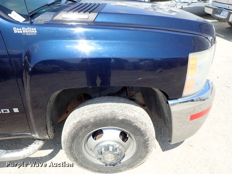 image for item DE0954 2007 Chevrolet Silverado 3500 flatbed pickup truck