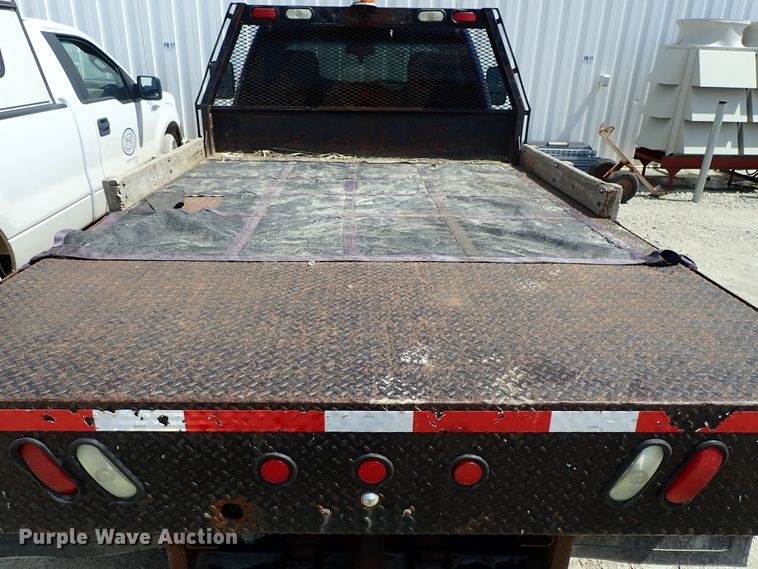 image for item DE0954 2007 Chevrolet Silverado 3500 flatbed pickup truck