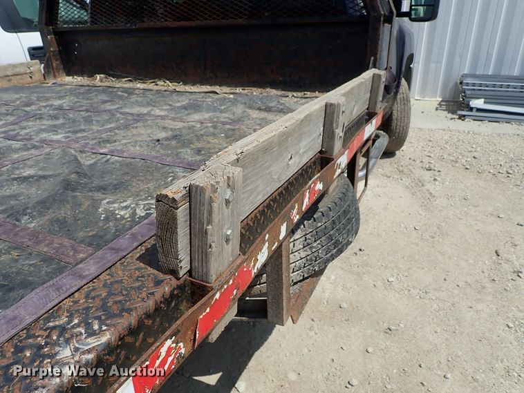 image for item DE0954 2007 Chevrolet Silverado 3500 flatbed pickup truck