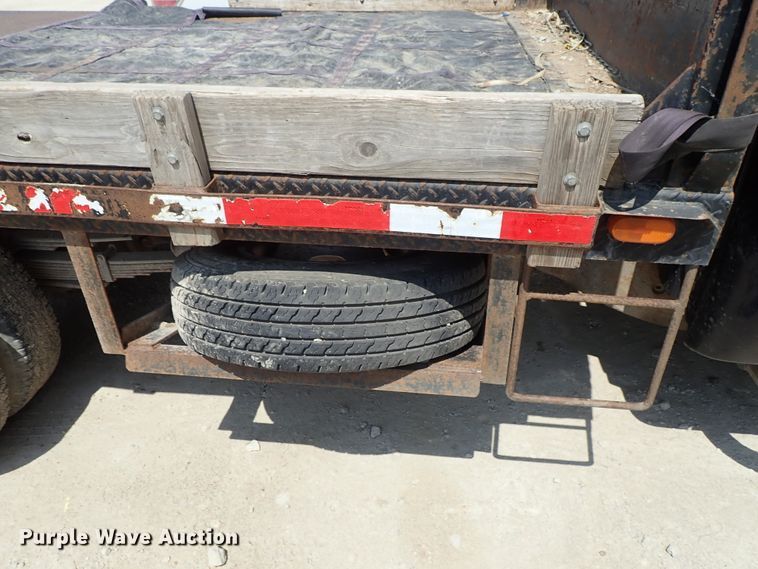 image for item DE0954 2007 Chevrolet Silverado 3500 flatbed pickup truck