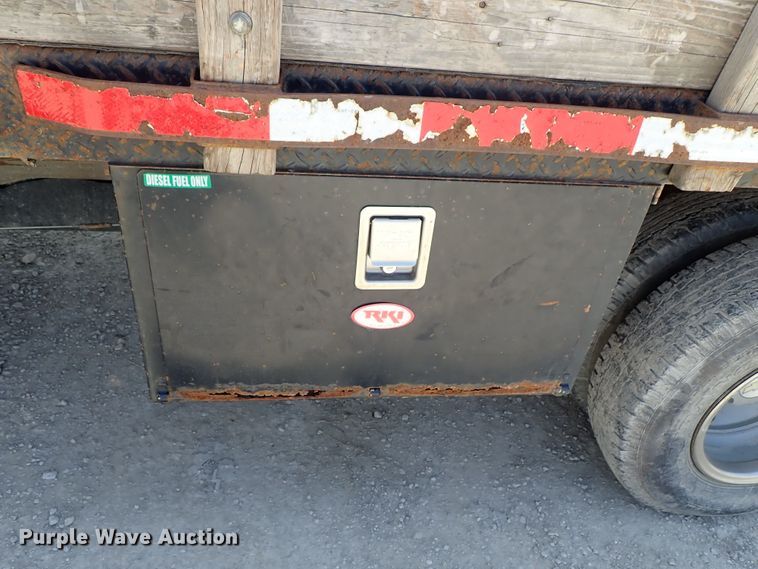 image for item DE0954 2007 Chevrolet Silverado 3500 flatbed pickup truck