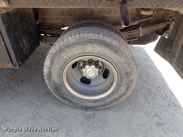 image for item DE0954 2007 Chevrolet Silverado 3500 flatbed pickup truck