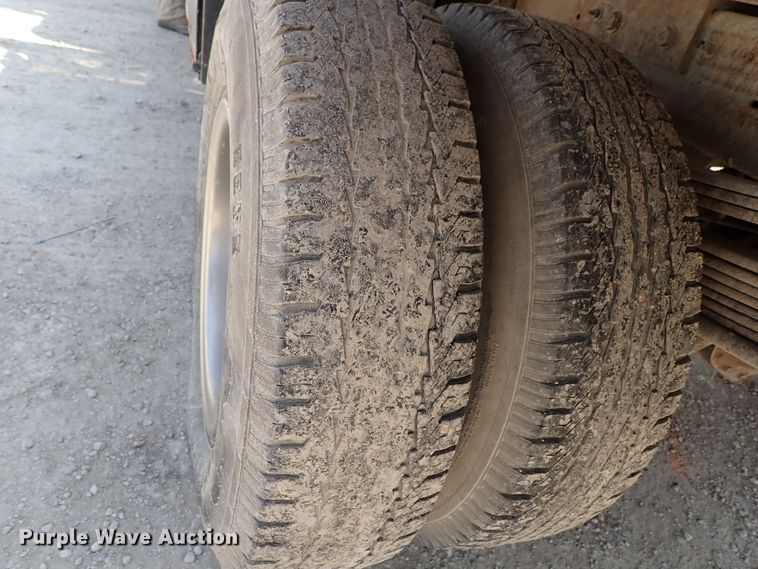 image for item DE0954 2007 Chevrolet Silverado 3500 flatbed pickup truck