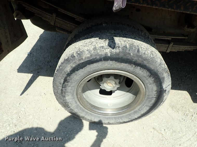 image for item DE0954 2007 Chevrolet Silverado 3500 flatbed pickup truck