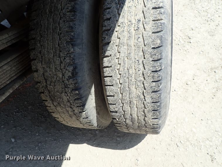 image for item DE0954 2007 Chevrolet Silverado 3500 flatbed pickup truck