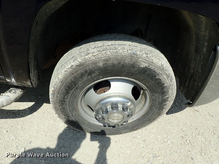 image for item DE0954 2007 Chevrolet Silverado 3500 flatbed pickup truck