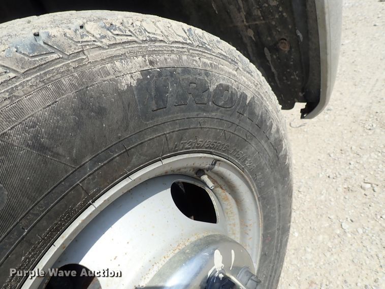 image for item DE0954 2007 Chevrolet Silverado 3500 flatbed pickup truck