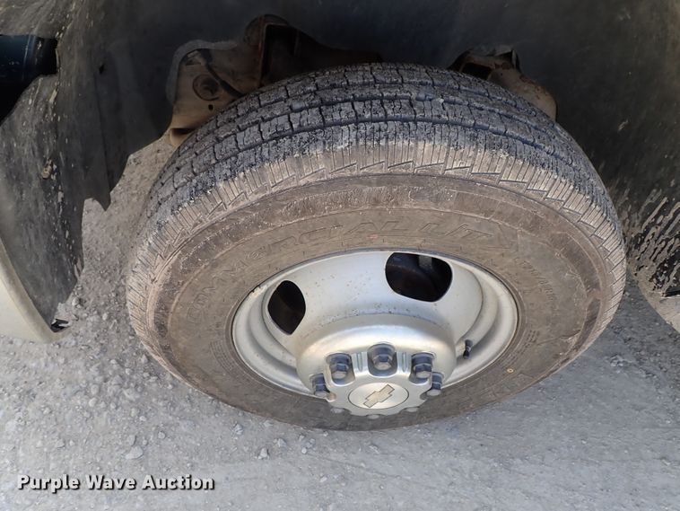 image for item DE0954 2007 Chevrolet Silverado 3500 flatbed pickup truck