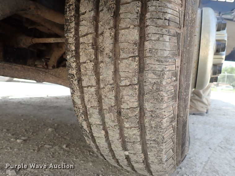 image for item DE0954 2007 Chevrolet Silverado 3500 flatbed pickup truck