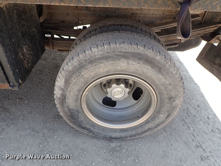 image for item DE0954 2007 Chevrolet Silverado 3500 flatbed pickup truck