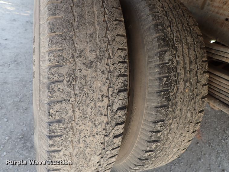 image for item DE0954 2007 Chevrolet Silverado 3500 flatbed pickup truck