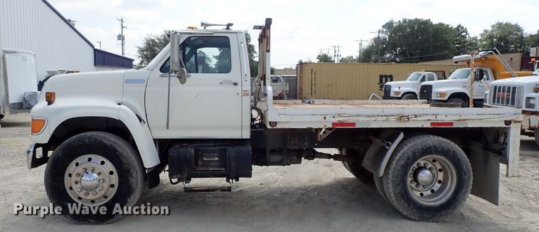 image for item DE0955 1995 Ford F800 flatbed truck