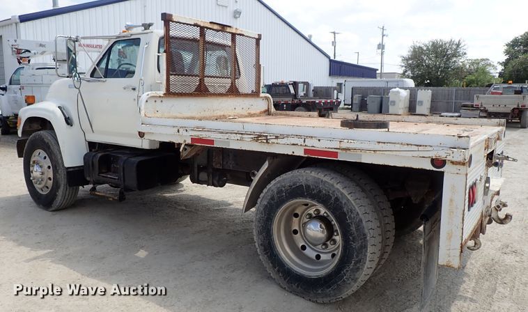 image for item DE0955 1995 Ford F800 flatbed truck