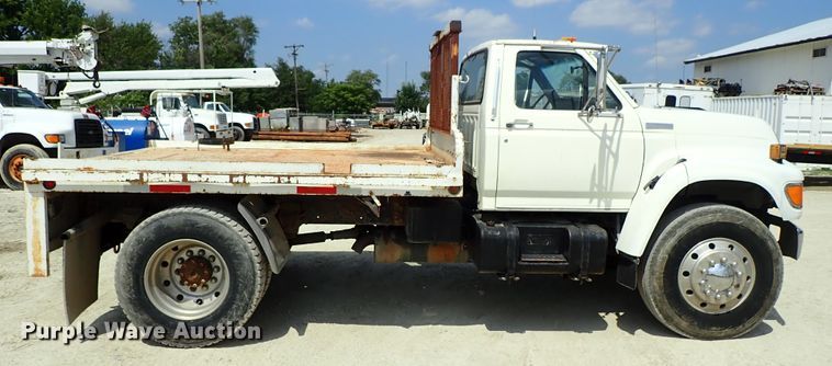 image for item DE0955 1995 Ford F800 flatbed truck