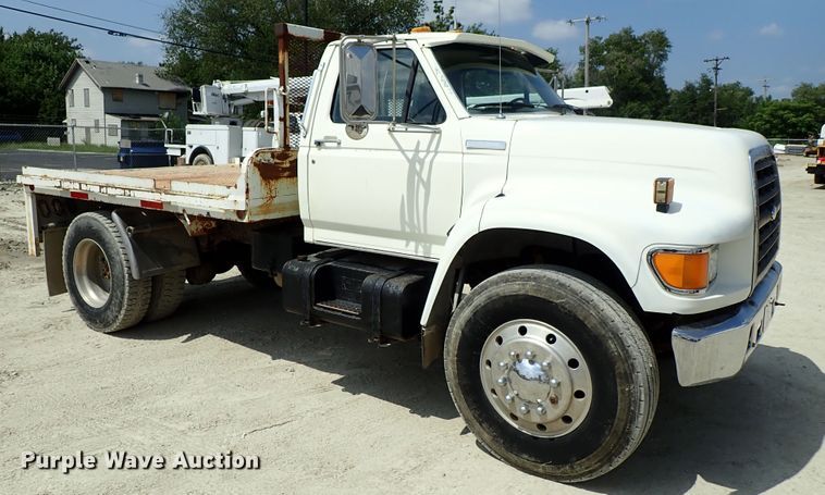 image for item DE0955 1995 Ford F800 flatbed truck