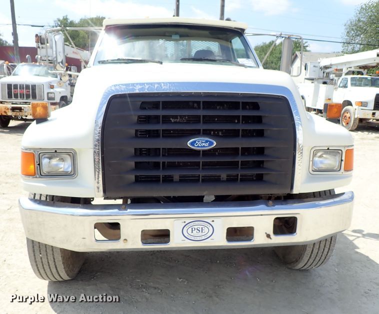 image for item DE0955 1995 Ford F800 flatbed truck