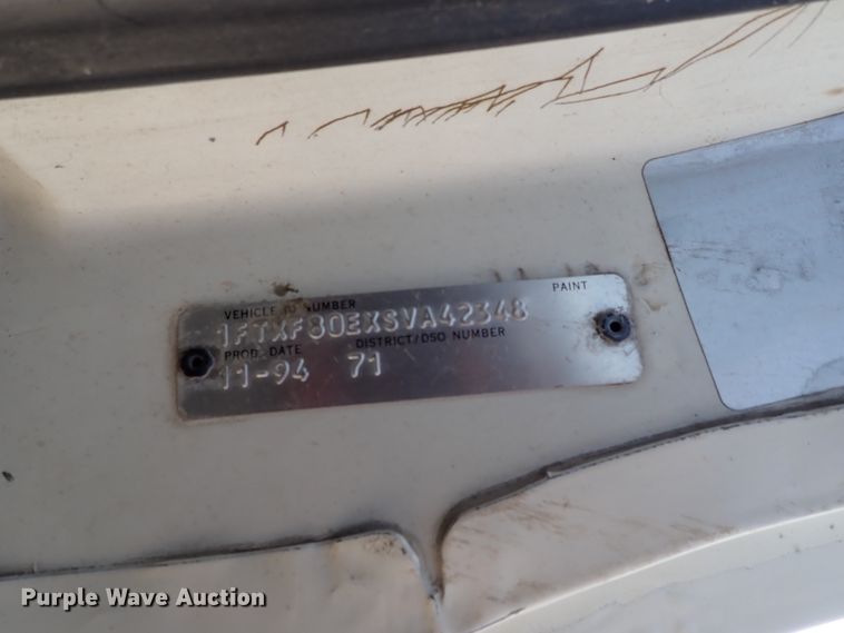 image for item DE0955 1995 Ford F800 flatbed truck