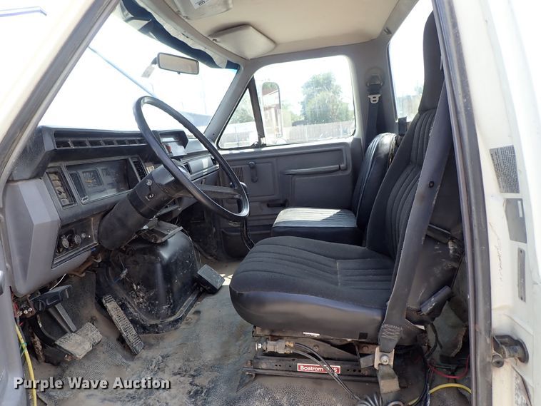 image for item DE0955 1995 Ford F800 flatbed truck