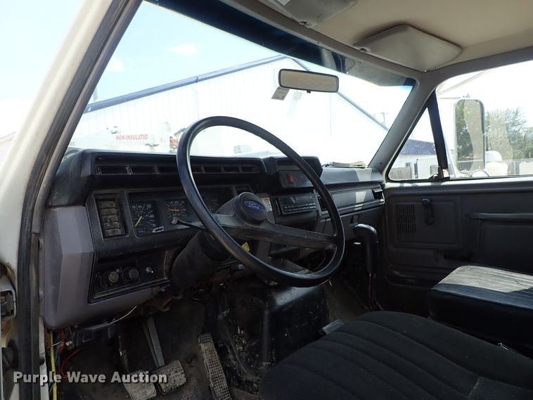 image for item DE0955 1995 Ford F800 flatbed truck