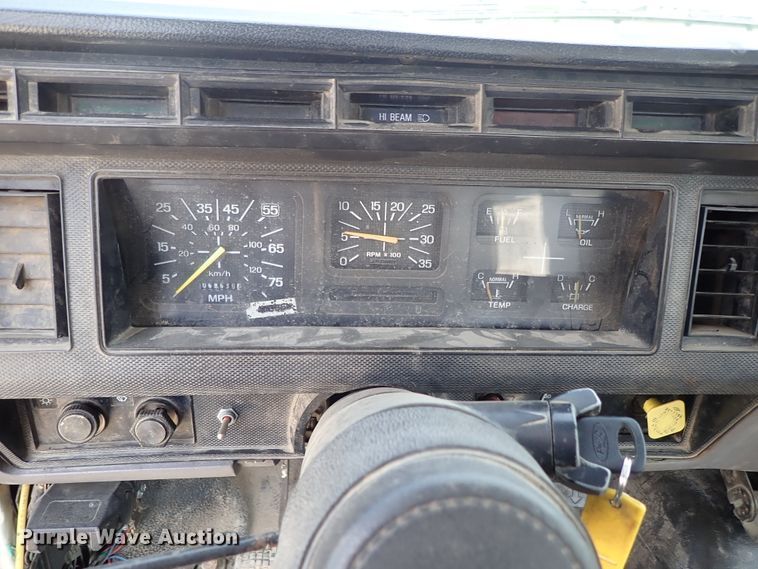 image for item DE0955 1995 Ford F800 flatbed truck