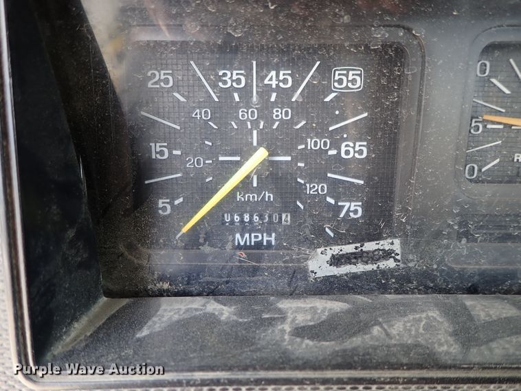 image for item DE0955 1995 Ford F800 flatbed truck