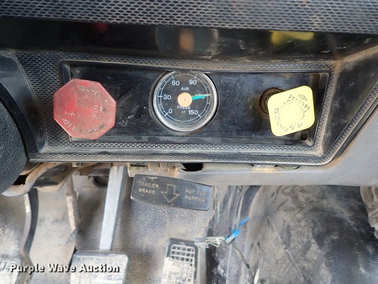 image for item DE0955 1995 Ford F800 flatbed truck