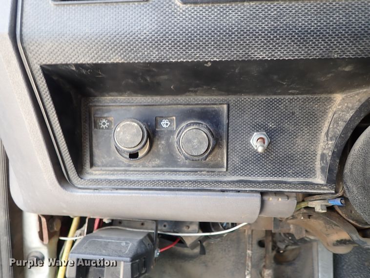 image for item DE0955 1995 Ford F800 flatbed truck