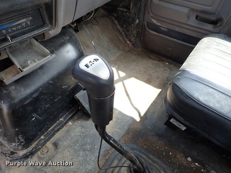 image for item DE0955 1995 Ford F800 flatbed truck