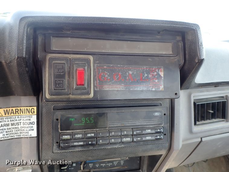 image for item DE0955 1995 Ford F800 flatbed truck