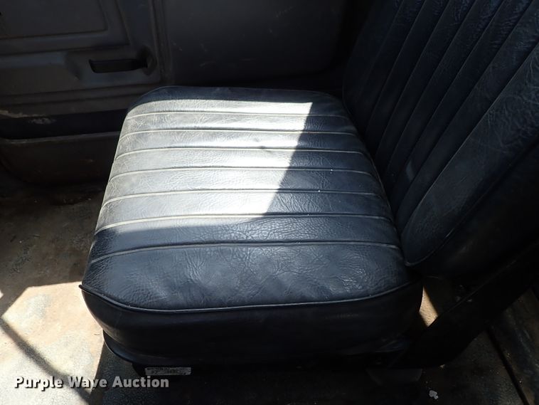 image for item DE0955 1995 Ford F800 flatbed truck