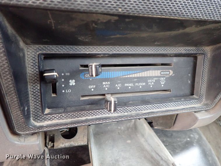 image for item DE0955 1995 Ford F800 flatbed truck