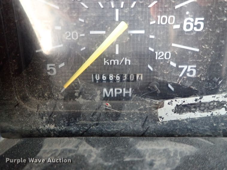 image for item DE0955 1995 Ford F800 flatbed truck