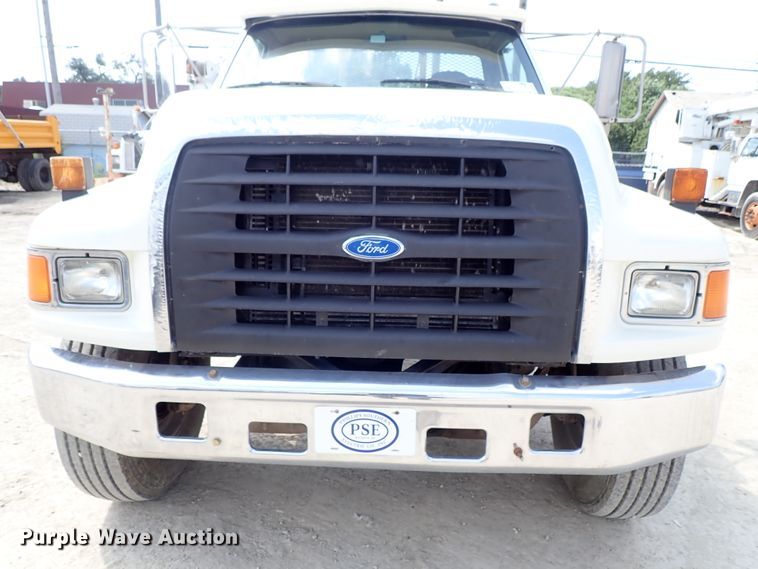 image for item DE0955 1995 Ford F800 flatbed truck