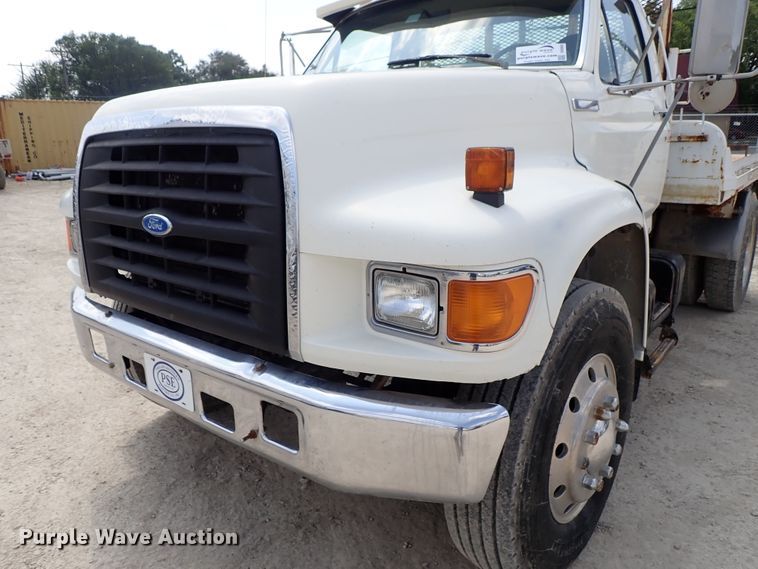 image for item DE0955 1995 Ford F800 flatbed truck