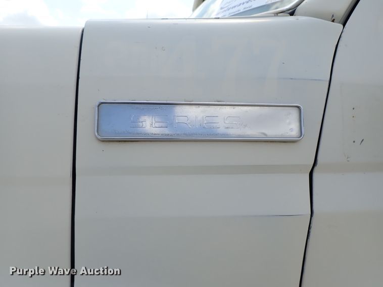 image for item DE0955 1995 Ford F800 flatbed truck