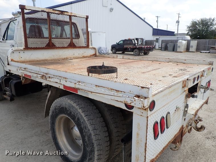 image for item DE0955 1995 Ford F800 flatbed truck
