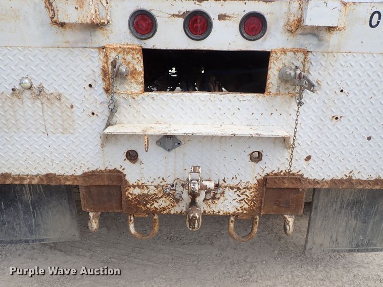 image for item DE0955 1995 Ford F800 flatbed truck